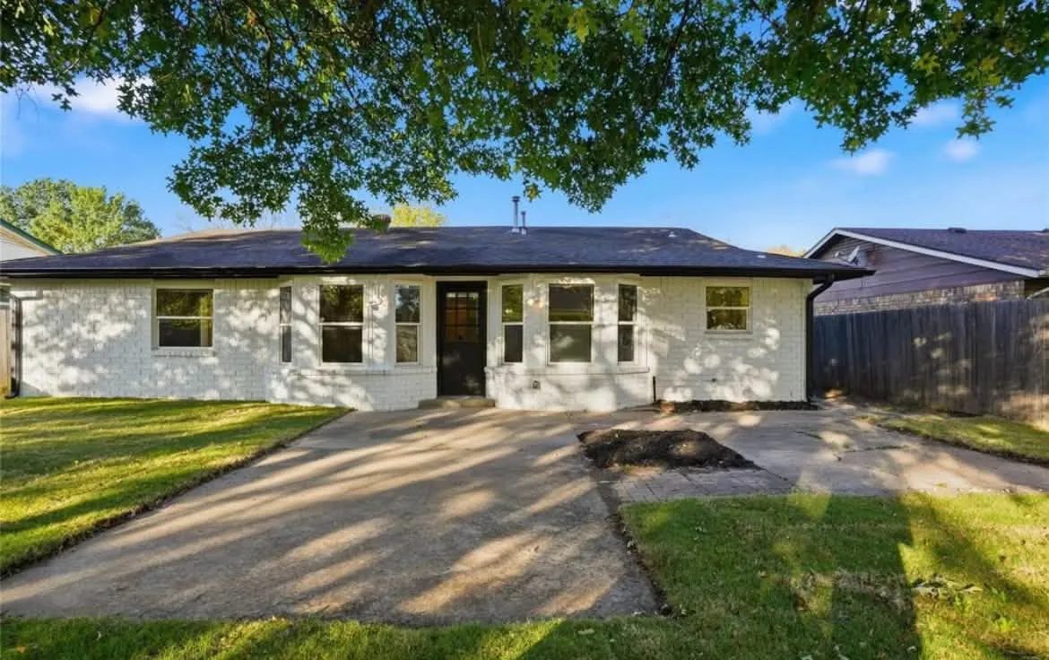 White painted brick ranch home exterior in the Tulsa area